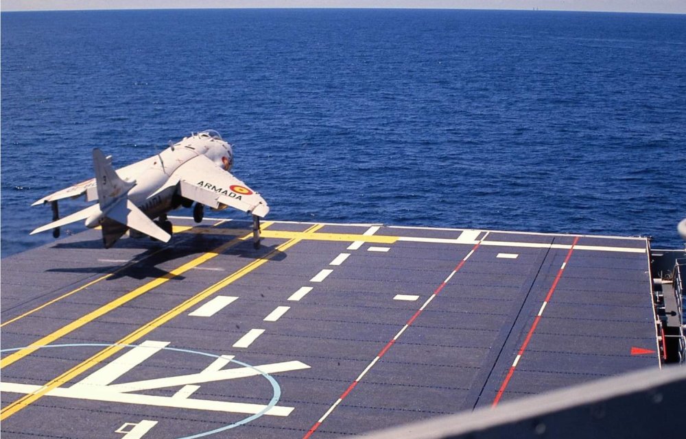 Spanish Navy AV-8S (3) tacking-off from Dedalo, in Med. (1980s).jpg
