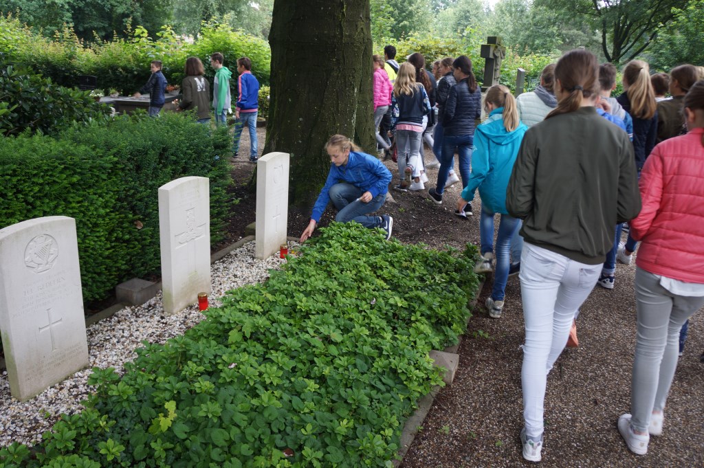 St O-Dutch children with graves.jpg