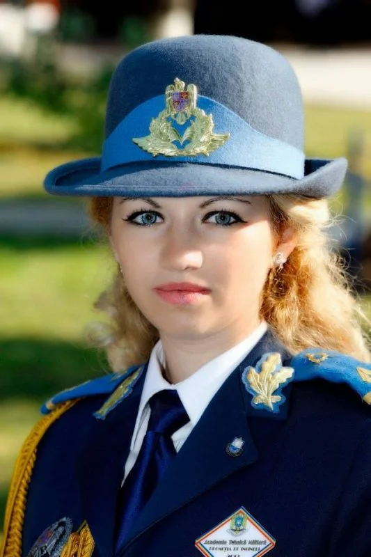 sublocotenent-Gavrila-Alice-Andra-absolventă-a-Academiei-Tehnice-Militare-din-București-533x800.webp