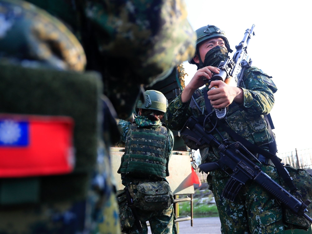 taiwanese-soldiers-in-camo-with-machine-guns.jpg