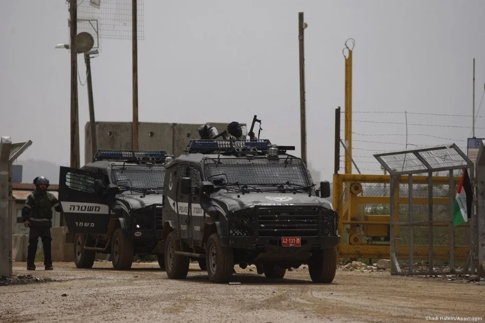 take-positions-outside-Ofer-prison160415_SHH_00-20.jpg