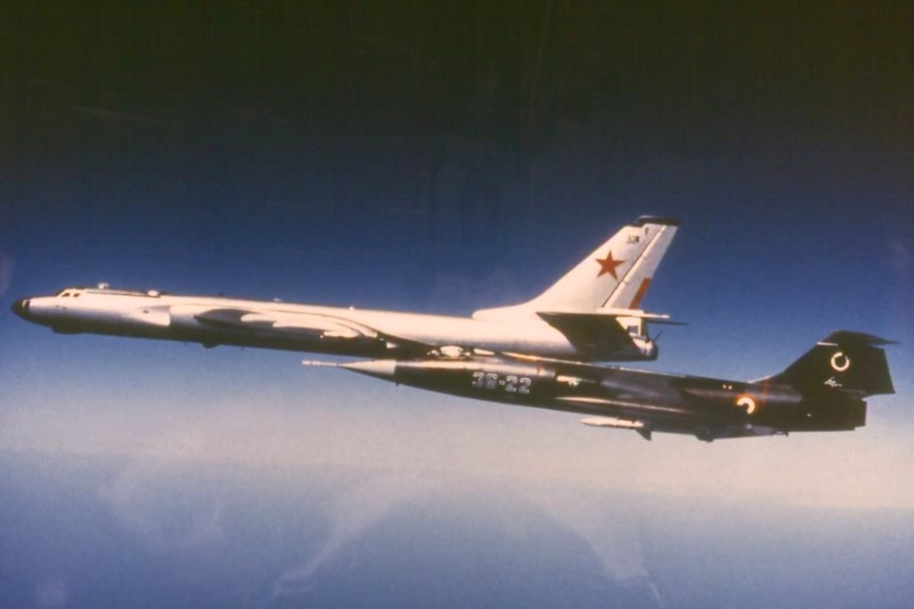Tu-16 F-104S.jpg