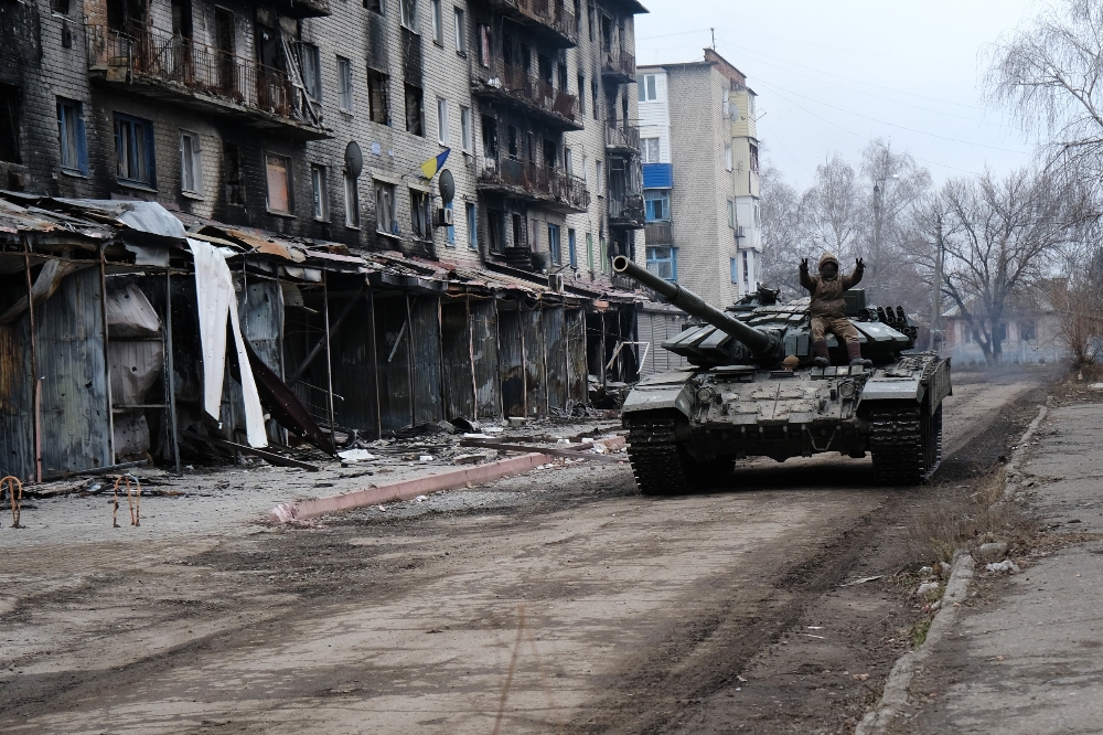 ukrainian-tank-drives-through-siversk-jpg.jpg