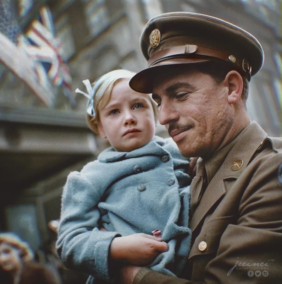 US GIs, for London orphans, during WWII - 1943.jpg