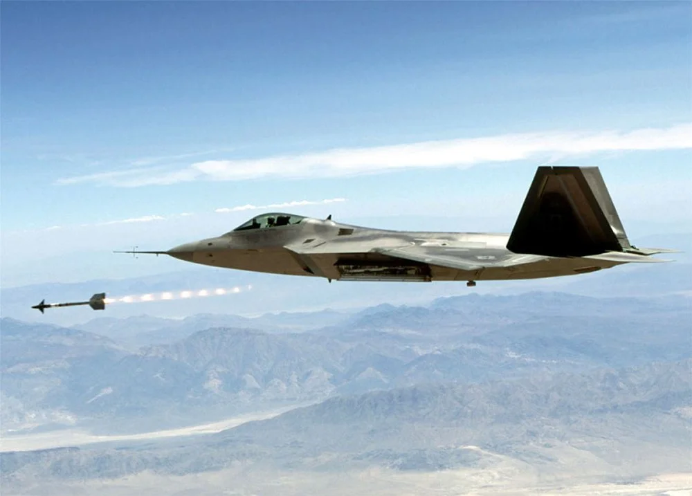 USAF F-22A firing AIM-9 (25 July 2002).webp