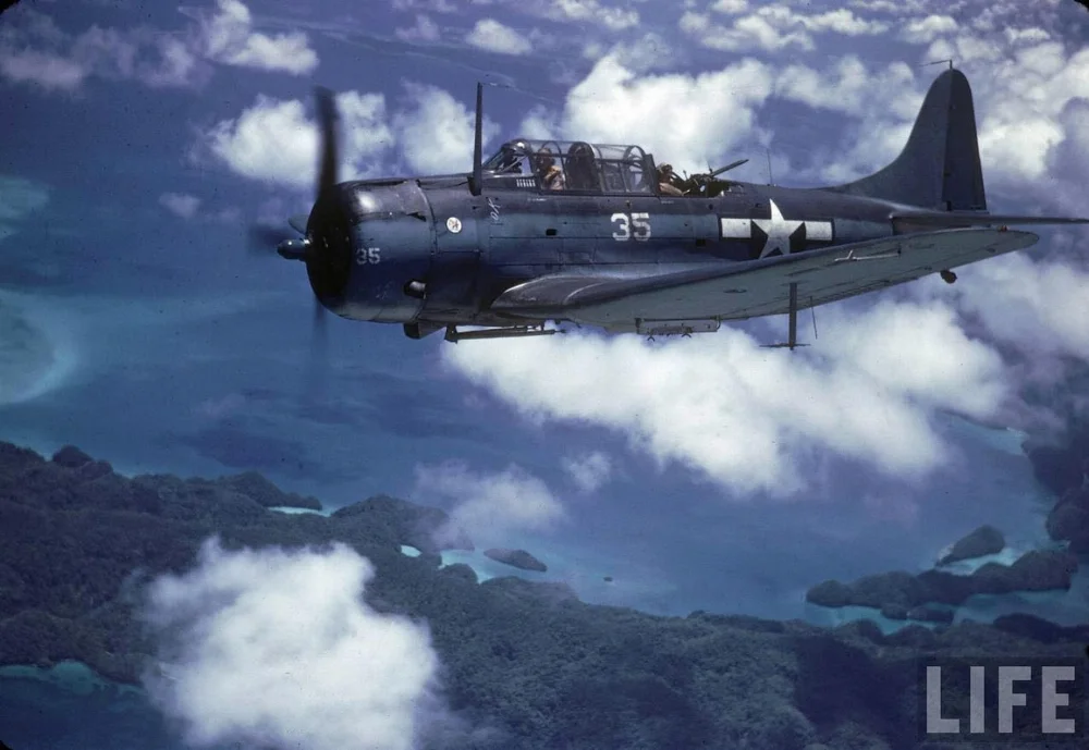 USN-SBD-5-Dauntless-of-VB-16-A001.webp