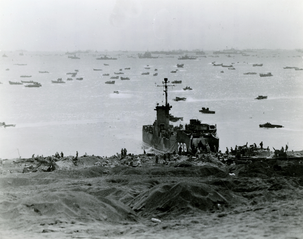 USS-equipment-Battle-of-Iwo-Jima-February-1945.jpg