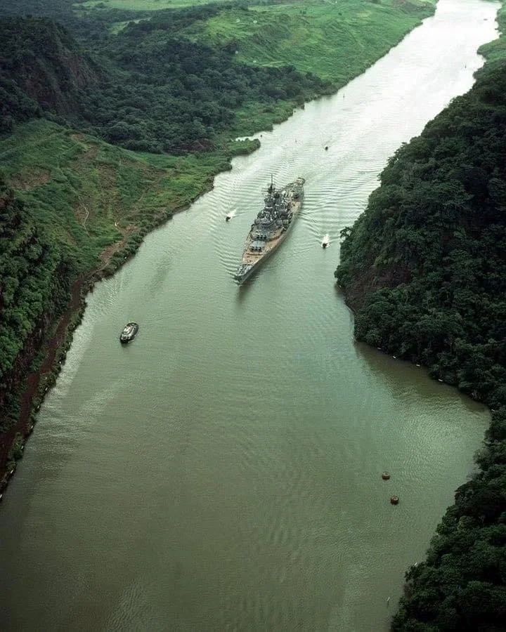 USS Iowa transita por el Canal de Panamá en agosto de 1984.webp