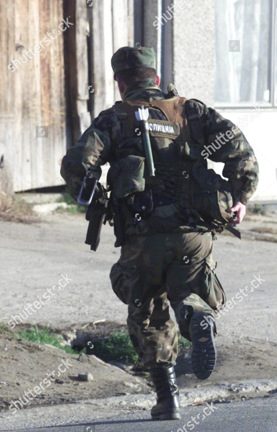 yugoslavia-sniper-nov-2000-shutterstock-editorial-7719000a.webp