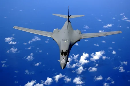 B-1B_over_the_pacific_ocean.webp B-1B_over_the_pacific_ocean.webp