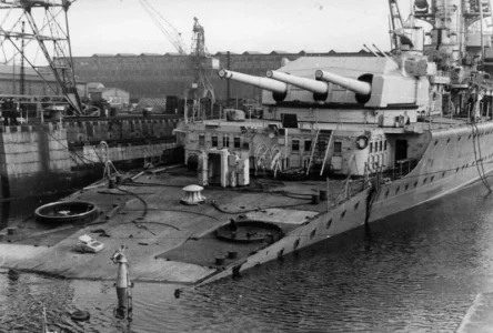 Kiel,_Schwerer_Kreuzer_"Lützow".webp