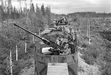 Finnish armored train.webp