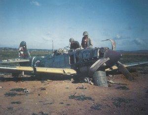  морские пехотинцы осматривают разбитый японский истребитель Ki-61-KAI-c «Hien». Окинава, 9 ап...jpg