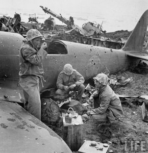 Американские солдаты возле разбитых японских самолётов..jpg