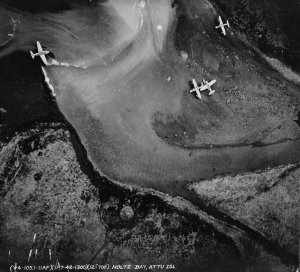  бомбардировщик B-24 «Либерейтор» бомбит  японскую базу гидросамолетов A6M2-N в заливе Холц Бэ...jpg