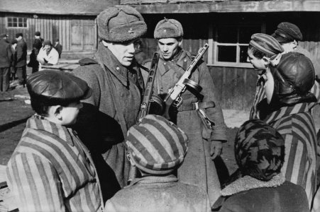Советские_солдаты_общаются_с_детьми,_освобожденными_из_Освенцима.jpg