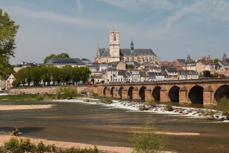 Nevers-Pont_sur_la_Loire-Cathédrale_Saint_Cyr_et_Sainte_Julitte-20160502.webp