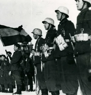 Fotografía_de_la_bandera_española_presidiendo_un_acto_de_la_División_Azul.webp
