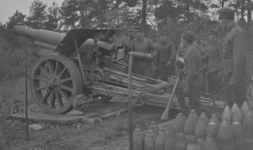 (15 cm howitzer model 1915)they recived from germany.jpg