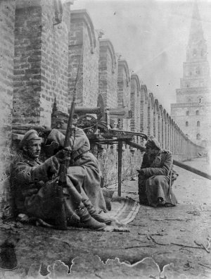 1917, отряд юнкеров в Кремле. Видимо, это последний в истории случай, когда Кремль использовал...jpg