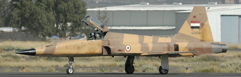 Yemeni F-5E (50608) taxiing (early 2000).jpg