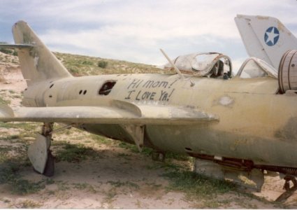 Somali MiG-17 derelicted.jpg