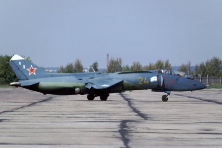 Russian Navy Yak-38U (24 yellow) at Zhukovsky (1 September 1993).jpg