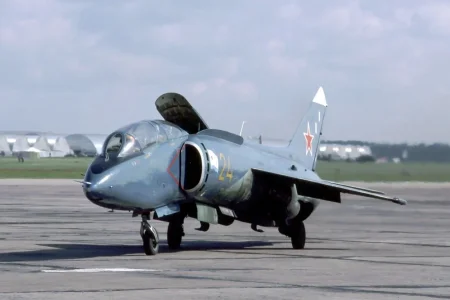 Russian Navy Yak-38U (24 yellow) at Zhukovsky (1 September 1993) (2).webp