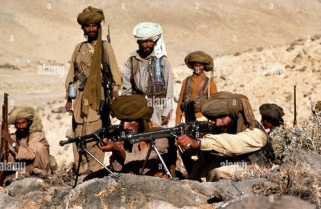 afghanistan-mojahedeen-afghan-rebels-with-machine-guns-BGJN1P.jpg