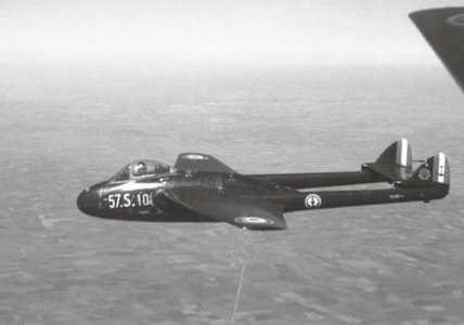 Aéronavale Vampire Mk.5 (57.S-10) inflight.jpg