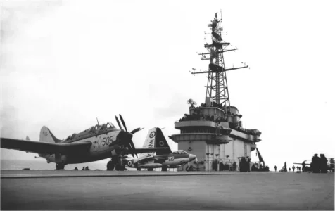 NAeL Minas Gerais with Gannet & Sea Hawk in sea tests.webp
