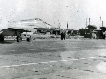 Soviet MiG-29 (9-13) (..) taxiing.jpg