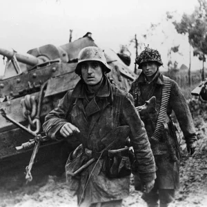 MG 42 Gunner In Front Of A Damaged Elefant Of The 653rd