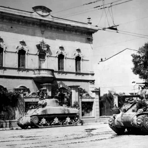 077_-_shermans_in_italy