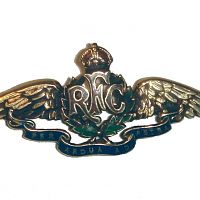 1024px-Royal_Flying_Corps_cap_badge