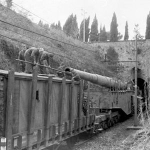 German soldiers cleaning the barrel of a railway gun in Nettuno, Italy (March, 1944)