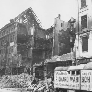 0000-Berlin_in_ruins_1945.jpg