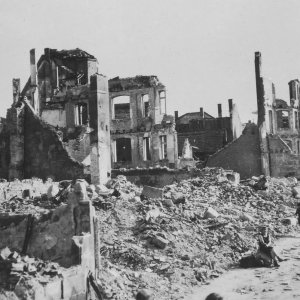 0000-Bombed_Nurnberg_1945.jpg