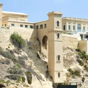 Bighi Naval Hospital, cot lift tower