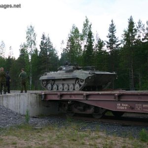 Offloading BMP-2 from train at Ex Pouta 2005