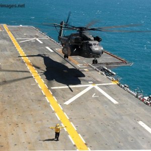 MH-53E Sea Dragon lands on the flight deck