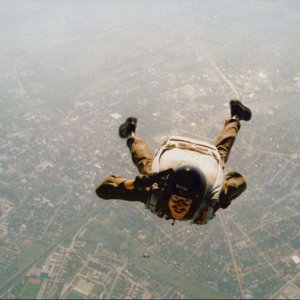 Austrian Jagdkommando parachuting