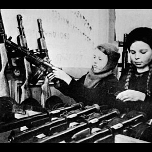 Siege_of_Leningrad-Children_at_work