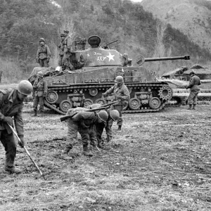 Anti-tank mine crew