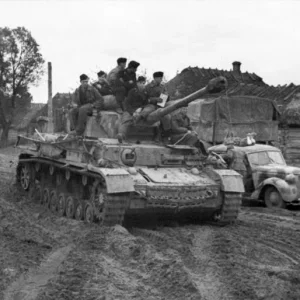 Bundesarchiv_Bild_101I-087-3675A-14A_Russland_Panzer_IV_und_PKW