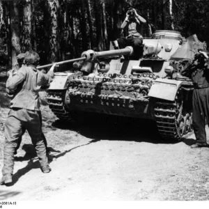 Bundesarchiv_Bild_101I-219-0561A-15_Russland_Mitte-S_d_Panzer_IV