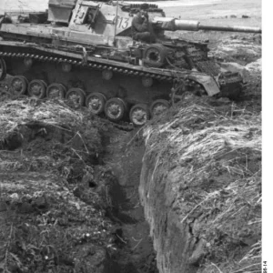 Bundesarchiv_Bild_101I-219-0596-14_Russland-Mitte-S_d_Panzer_im_Vormarsch