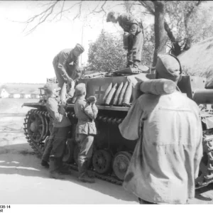 Bundesarchiv_Bild_101I-220-0636-14_Russland_Aufladen_von_Munition