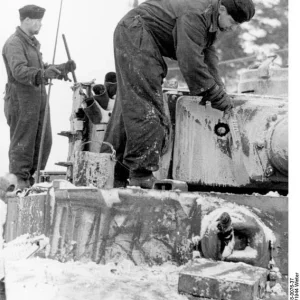 Bundesarchiv_Bild_101I-458-0076-37_Russland_Tarnanstrich_f_r_Panzer_VI_Tige