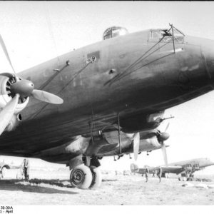 Bundesarchiv_Bild_101I-561-1130-39A_Italien_Flugzeuge_Ju_90_auf_Flugplatz